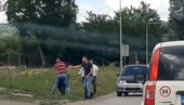 SEVALE PESNICE, ZAUSTAVILI SAOBRAĆAJ: Tuča u Banjaluci, vozači razdvajali zavađene (VIDEO)