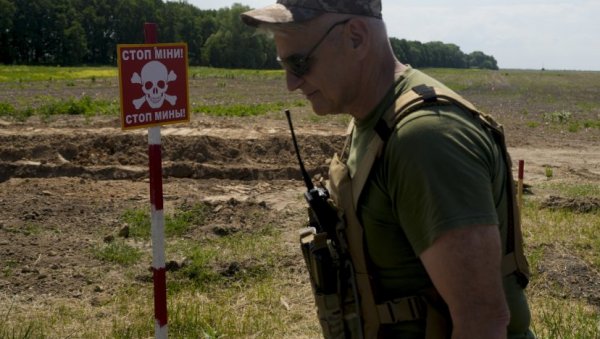 ПОГЛЕДАЈТЕ - РУСКИ ТЕШКИ РОБОТ-САПЕР „ПРОХОД-1“ У АКЦИЈИ: Чисти украјинска минска поља (ВИДЕО)