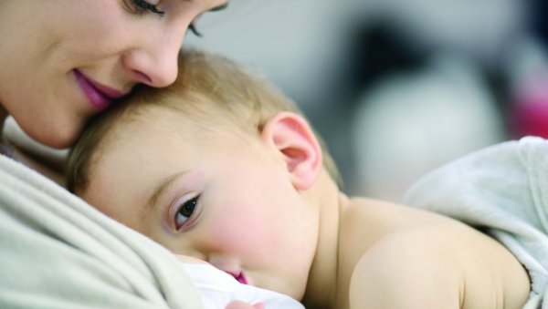 ДОЈЕНА ДЕЦА, МАЊИ РИЗИК ОД АСТМЕ: Истраживање потврдило везу мајчиног млека и имунитета најмлађих