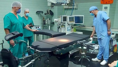 ОСТВАРЕНА ВИШЕДЕЦЕНИЈСКА ЖЕЉА ЛЕКАРА: Само дан након уградње новог стола урађене су прве операције у Шапцу