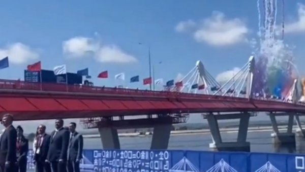 СВЕ ЧВРШЋЕ ПОВЕЗИВАЊЕ МОСКВЕ И ПЕКИНГА: Отворен први друмски мост између Русије и Кине преко реке Амур (ВИДЕО)