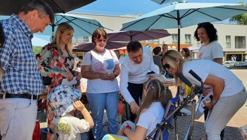 ЗА ТЕОДОРИН САМОСТАЛАН КОРАК: У Угљевику хуманитарни базар за помоћ девојчици која болује од церебралне парализе