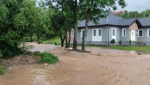 НЕВРЕМЕ У БиХ: Јака киша на северу изазвала бујице, поплављене саобраћајнице