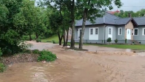 NEVREME U BiH: Jaka kiša na severu izazvala bujice, poplavljene saobraćajnice