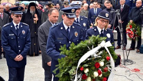 SEĆANJE NA ŽRTVE NATO AGRESIJE: Policajci odaju počast stradalim kolegama i civilima