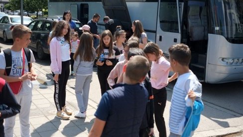 UGOSTILI VRŠNJAKE IZ KOSOVSKE GRAČANICE: Počela trodnevna poseta učenika sa Kosova i Metohije Sremskoj Mitrovici