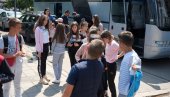 UGOSTILI VRŠNJAKE IZ KOSOVSKE GRAČANICE: Počela trodnevna poseta učenika sa Kosova i Metohije Sremskoj Mitrovici
