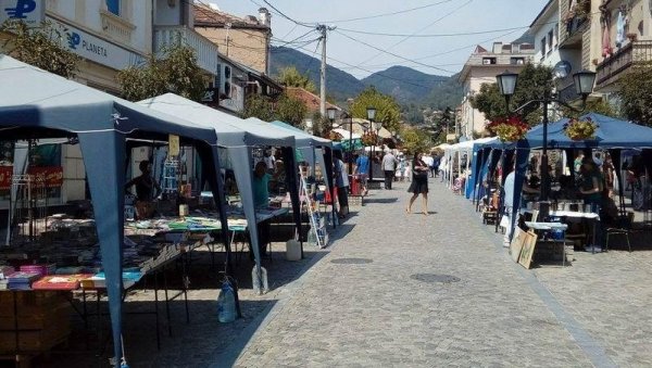 НА ШЕТАЛИШТУ У ЦЕНТРУ: Отворен летњи салон књига у центру Врања