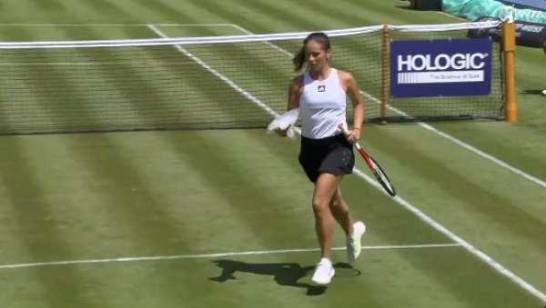 СВЕТ ОДУШЕВЉЕН ГЕСТОМ: Украјинка лежала повређена, Рускиња дотрчала да јој помогне (ВИДЕО)