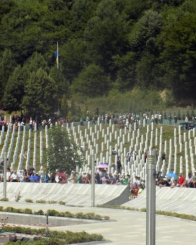 BRUKA: Osoba upisana na spisak stradalih u Srebrenici, a živi nedaleko od Memorijalnog centra (VIDEO)