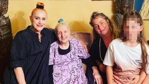 ХРИСТИНИН ЖЕНСКИ РОДОСЛОВ: Глумица разнежила пратиоце на Инстаграму породичном фотографијом