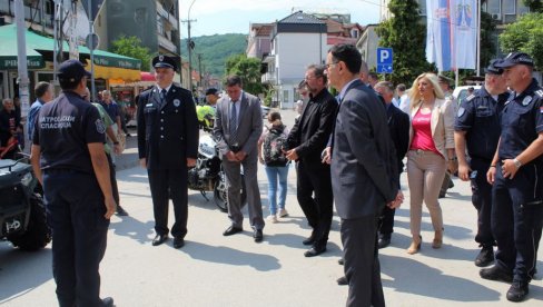 PRIORITET SUZBIJANJE NARKOMANIJE I NASILJA: Proslava Dana policije za Jablanički okrug održana u Vlasotincu