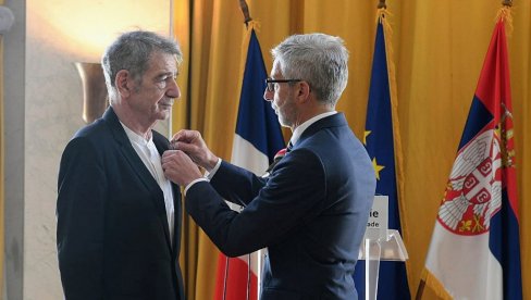 KULTURA JE KLJUČ PLANETE: Mikiju Manojloviću uručen Francuski orden viteza književnosti i umetnosti