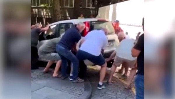 ЗБОГ БАХАТОГ ВОЗАЧА НАСТАЛА ПОМЕТЊА: Аутобус није могао да прође, странци покушали да помере возило? (ВИДЕО)