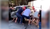 ZBOG BAHATOG VOZAČA NASTALA POMETNJA: Autobus nije mogao da prođe, stranci pokušali da pomere vozilo? (VIDEO)
