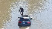 СКОК АУДИЈЕМ У РЕКУ: Аутомобил потонуо, возач на крову (ФОТО)
