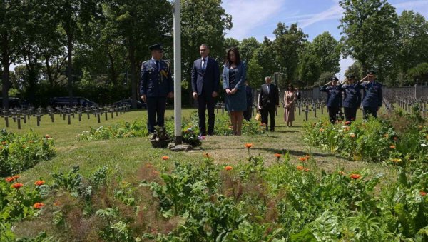 СЕЋАЊЕ НА ХЕРОЈЕ: Министар Стефановић положио венац на Српско војничко гробље у Тијеу
