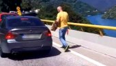 SNIMAK BAHATOSTI I BRZE OSVETE: Hteo da baci đubre u Jablaničko jezero, a onda je prileteo muškarac (VIDEO)