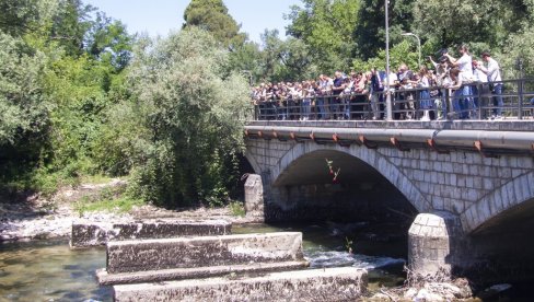 TRI DECENIJE ČEKAJU DA SAHRANE VOLJENE: Parastosom i akademijom u Mostaru juče obeleženo 30 godina od egzodusa 30.000 Srba iz doline Neretve