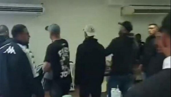 ЛУДНИЦА У БРАЗИЛУ: Хулигани упали у свлачионице, малтретирали играче, а онда...