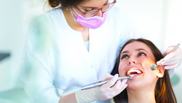САВЕТ ПЛУС: Исправите зубе уз помоћ  провидних фолија