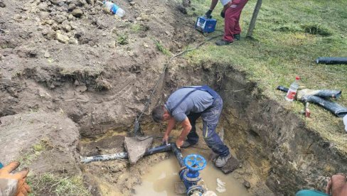 VODA U PUNOM MLAZU: Domaćinstva u Malom Staparu priključena na izdašne bunare