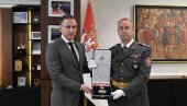 PRIZNANJE SAŠI RADOJEVIĆU: Ministar Stefanović uručio Orden zasluga za odbranu i bezbednost heroju sa Košara
