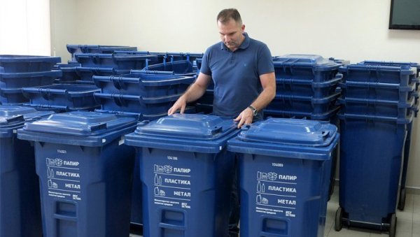 БРЗО И ЛАКО - ОТПАД ЋЕ ОДВАЈАТИ СВАКО: У Сремској Митровици поделом плавих канти почео еколошки пројекат за рециклажу