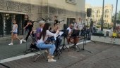 U BANJALICI PESMA, PLES, ZABAVA NA SVAKOM ĆOŠKU: Počeo prvi Festival uličnih zabavljača „TrotoArt“ (FOTO/VIDEO)