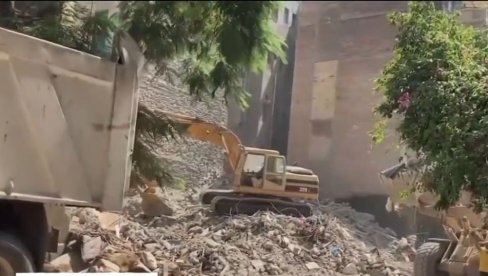 NASTRADALA CELA PORODICA? Šest osoba poginulo u rušenju zgrade u Kairu (VIDEO)