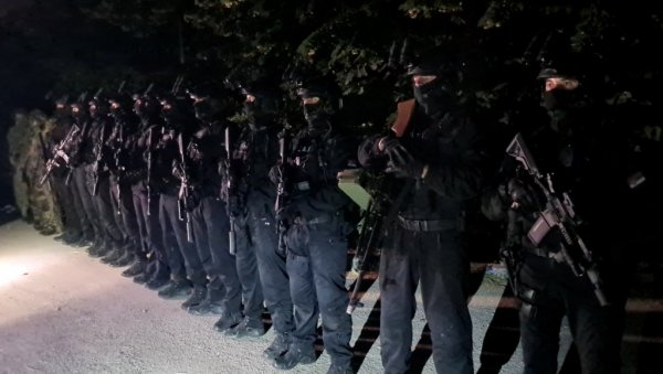 ПОНОСАН САМ: Министар Вулин присуствовао тактичко-показној вежби припадника Специјалне антитерористичке јединице у ноћним условима