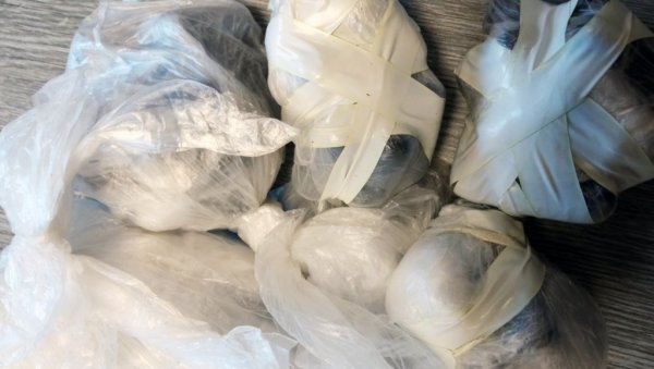ХАПШЕЊЕ У БИЈЕЛОМ ПОЉУ: Мушкарац (22) диловао кокаин - приликом претреса пронађена већа количина опојне дроге