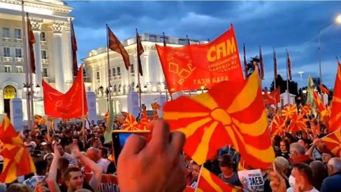 УНИШТИЛИ СУ ЗЕМЉУ: Протест ВМРО-ДПМНЕ у Скопљу, траже ванредне изборе (ВИДЕО)