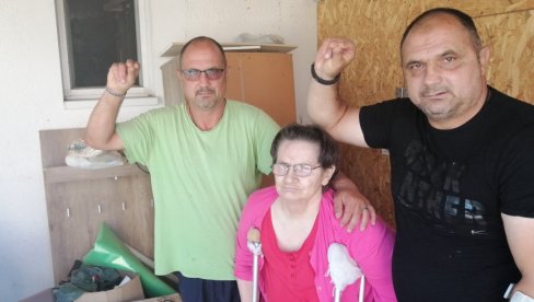 BORCI STOIČKI TRPE SVOJU MUKU: Predrag i Nenad Marić i njihova majka Dosta optimisti, iako su teški invalidi