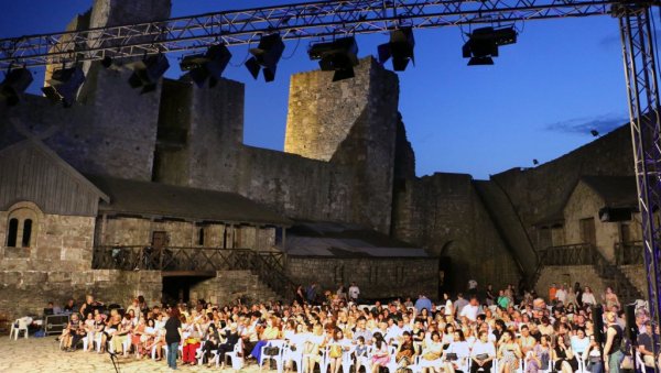 МАЛИ ГРАД ПОСТАЈЕ ПОЗОРНИЦА: Шест представа на сцени Театра на Смедеревској тврђави од 30. јуна до 5. јула