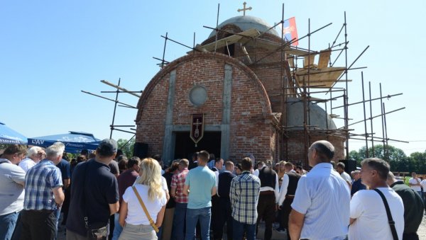 ОСВЕШТАН ТЕМЕЉ ХРАМА: Свечаност у поморавском селу Адрани код Краљева