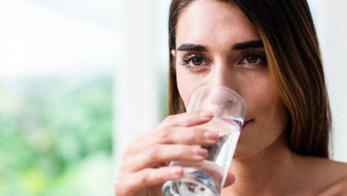 Šta se desi u vašem telu kada popijete čašu vode na prazan stomak?