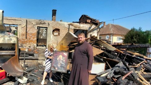 ОСТАЛО САМО ЗГАРИШТЕ: Пожар уништио порту у Јадранској Лешници, 50 мештана се борило да не изгори и храм
