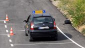 Devojka pala na vozačkom, a nije još ni upalila auto! Čim je primetio jedan detalj - instruktor presekao