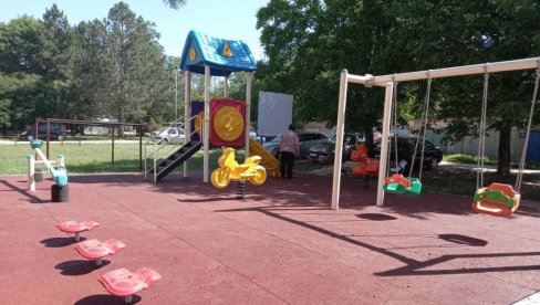 РАДОСТ ЗА НАЈМЛАЂЕ: Обновљено дечје игралиште у  Костолцу