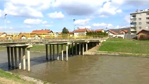 НИ ПЕШАЦИ НЕ МОГУ ДА ПРОЂУ: Обустављен саобраћај на мосту у Петровцу на Млави