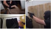 SNIMAK HAPŠENJA MAKROA U BEOGRADU: Policajci naoružani do zuba upali u kuću, pa ih poslagali po podu (VIDEO)