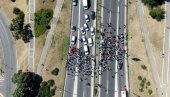 SLIKA IZ VAZDUHA: Pogledajte koliko radnika Fijata je blokiralo auto-put kod Sava centra (FOTO)