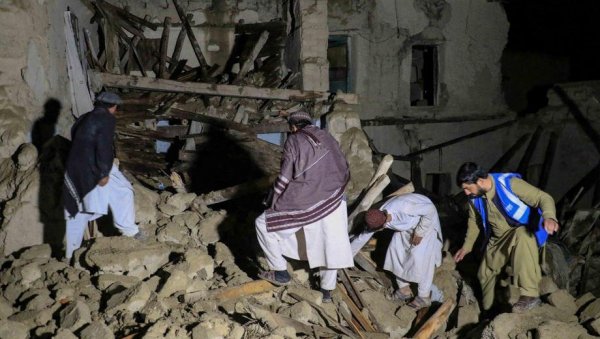 БРОЈ ЖРТАВА ПРЕШАО 1000: Потрага за преживелима после земљотреса у Авганистану, много људи је затрпано (ВИДЕО)