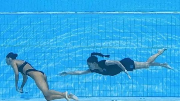 ПОТРЕСНЕ СЦЕНЕ: Изгубила свест и потонула на дно базена, пливачица умало избегла трагичну смрт у Будимпешти (ВИДЕО)