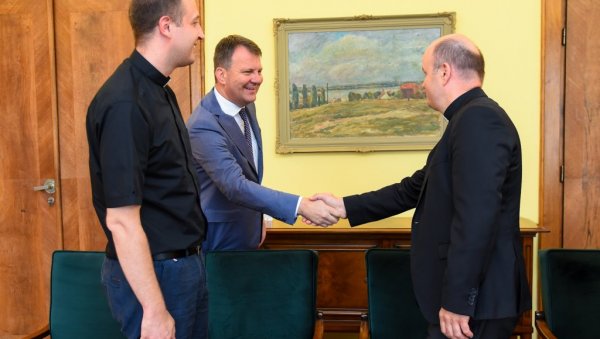 РАЗГОВАРАЛИ О НАСТАВКУ САРАДЊЕ: Председник Мировић примио сремског бискупа