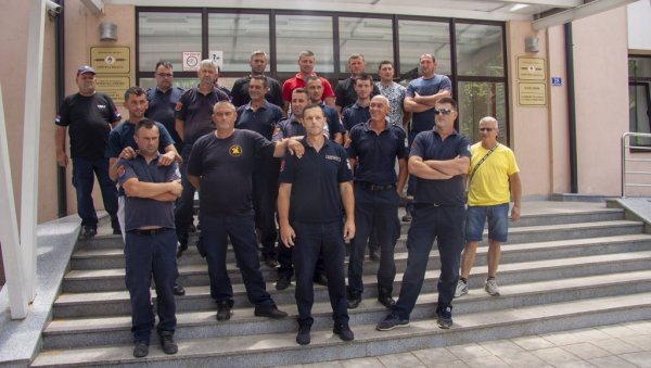 ПОВЕЋАЊЕ ПЛАТЕ ИЛИ НЕКА ГОРИ: Штрајк упозорења ватрогасаца у Билећи пред генералну обуставу рада
