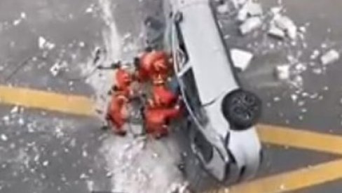БИЗАРНА НЕСРЕЋА У КИНИ: Електрични аутомобил се сурвао са 3. спрата зграде, оба тест возача погинула (ВИДЕО)