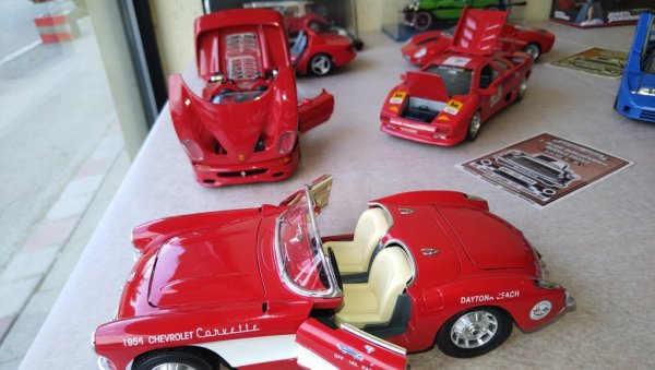 САЈАМ МИНИЈАТУРНИХ МОДЕЛА ВОЗИЛА: Страствени колекционари излажу у Јагодини