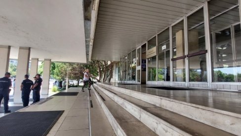 АКЦИЈА СУК У СРЕМСКОЈ МИТРОВИЦИ: Лисице једном активном и двојици пензионисаних полицајаца